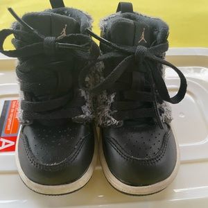 Jordan 1 Retro High
Fleece Black Metallic Red Bronze (GS)